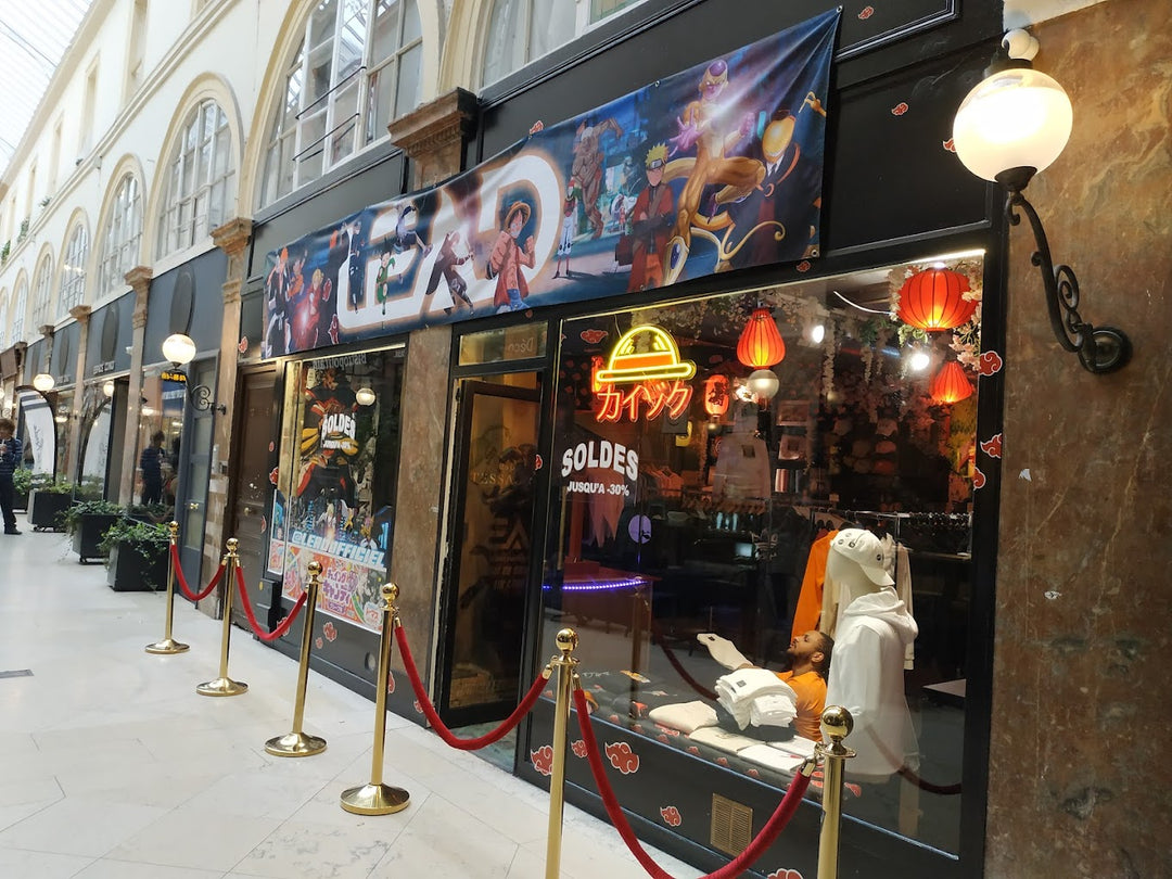 image d'une boutique manga sur Paris avec une bannière qui représente Naruto, Luffy de One Piece et Freezer de Dragon Ball Z